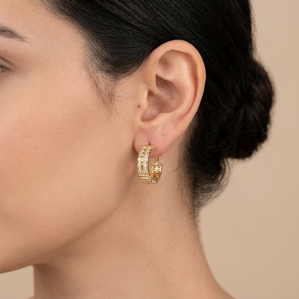 Boucles d'oreilles mini créoles en or jaune 18k serties de pierres, motif ajouré - bijou porté par une mannequin