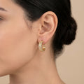 Boucles d'oreilles mini créoles en or jaune 18k serties de pierres, motif ajouré - bijou porté par une mannequin