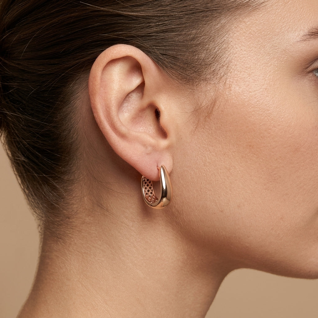 Boucles d'oreilles mini créoles lisses en or rose 18k - bijou porté par une mannequin