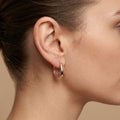 Boucles d'oreilles mini créoles lisses en or rose 18k - bijou porté par une mannequin