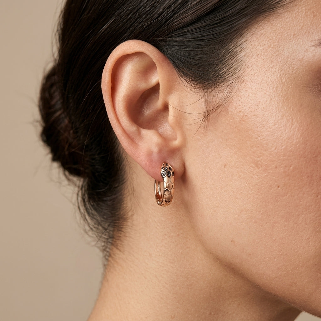 Boucles d'oreilles mini créoles serpent en or rose 18k - bijou porté par une mannequin