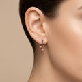 Boucles d'oreilles mini créoles lisses en or rose 18k - bijou porté par une mannequin