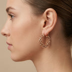 Boucles d'oreilles créoles maille royale en or rose 18k - bijou porté par une mannequin