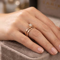 Bague anneau maille cubaine en or rose 18k - bijou porté par une mannequin