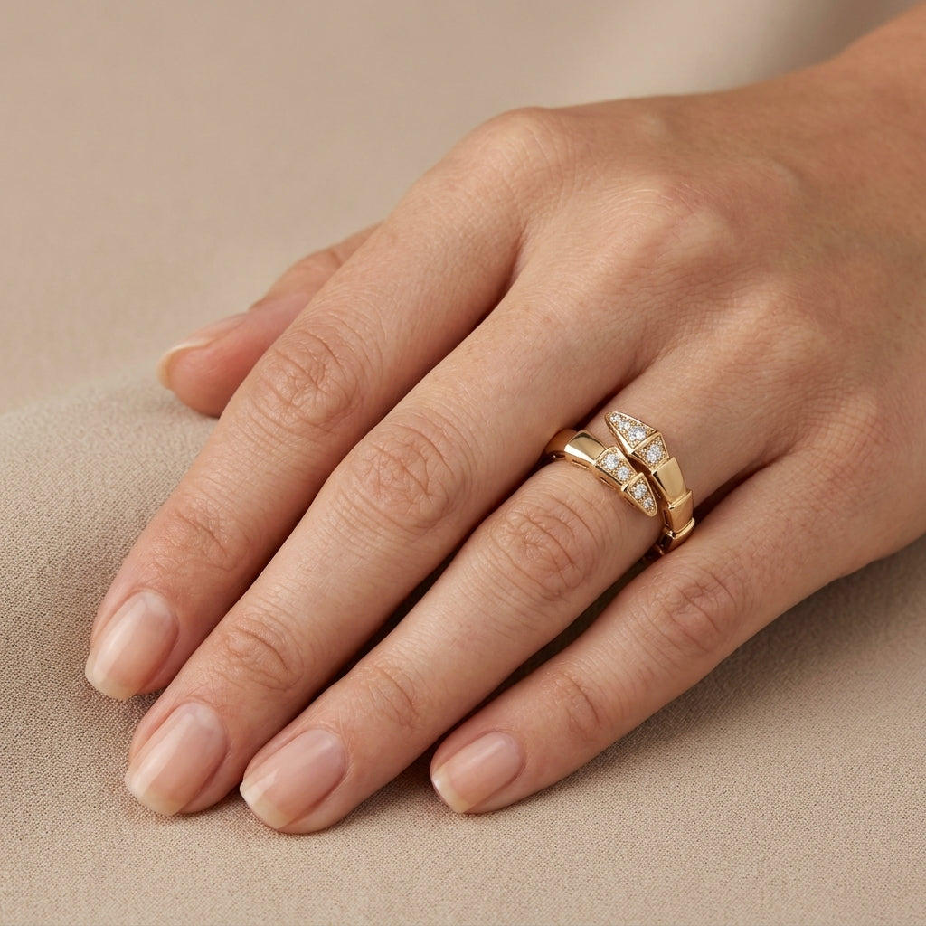 Bague anneau maille cubaine en or rose 18k sertie de pierres - bijou porté par une mannequin