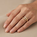 Bague anneau maille cubaine en or rose 18k sertie de pierres - bijou porté par une mannequin
