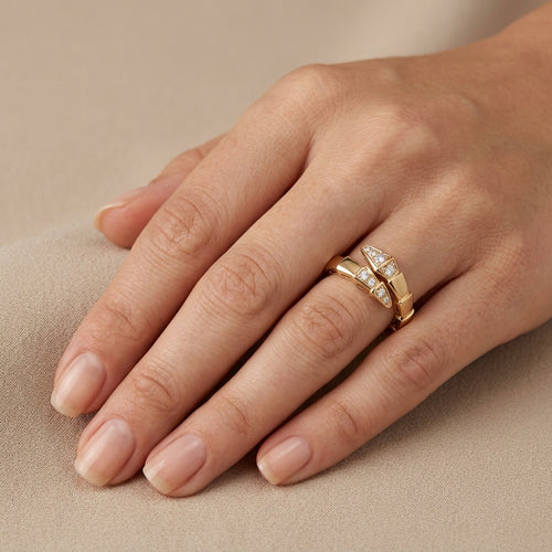 Bague anneau maille cubaine en or rose 18k sertie de pierres - bijou porté par une mannequin
