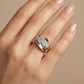 Bague en or rose 18k serpent serti de pierres, or blanc - bijou porté par une mannequin