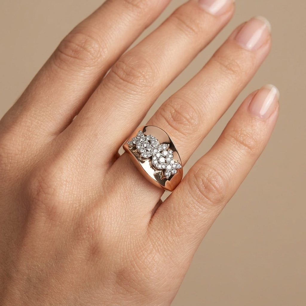 Bague en or rose 18k serpent serti de pierres, or blanc - bijou porté par une mannequin