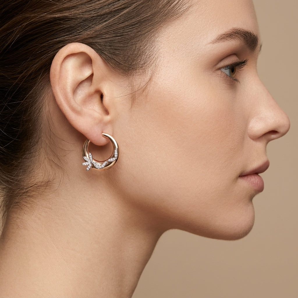 Boucles d'oreilles créoles en or rose et blanc 18k serties de pierres - bijou porté par une mannequin