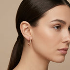 Boucles d'oreilles créoles fines en or rose 18k - bijou porté par une mannequin