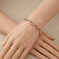Bracelet jonc maillons ovales en or rose 18k sertis de pierres - bijou porté par une mannequin
