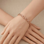 Bracelet jonc maillons ovales en or rose 18k sertis de pierres - bijou porté par une mannequin