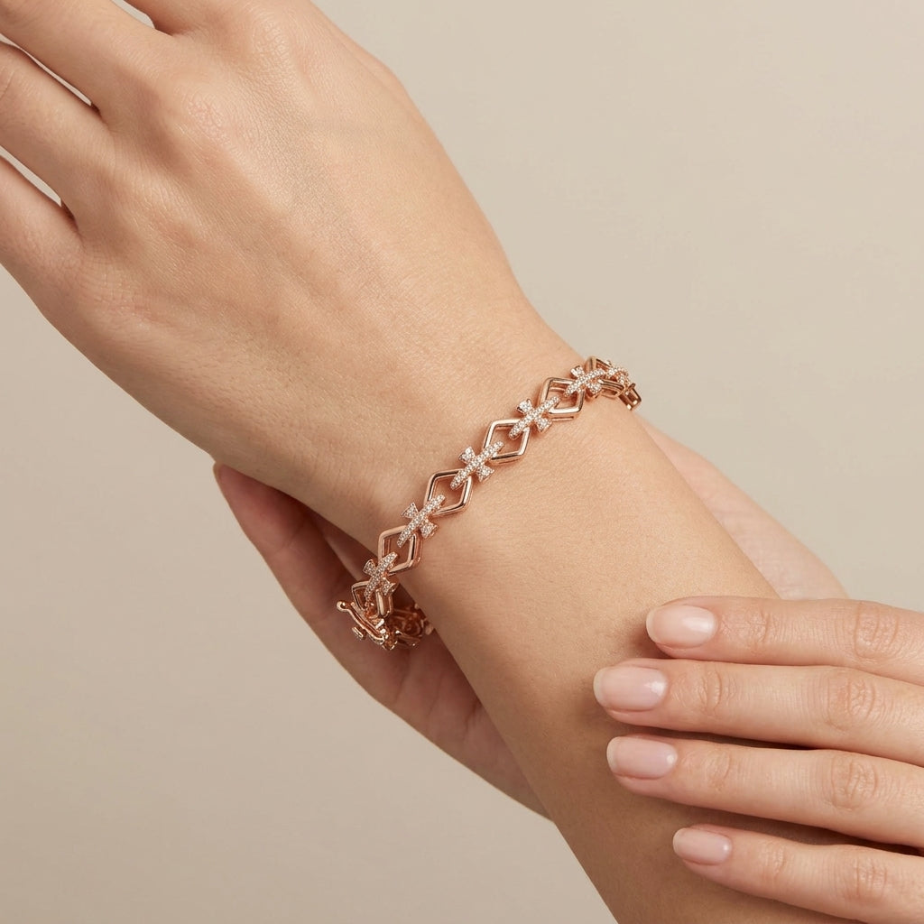 Bracelet jonc en or rose 18k motifs papillons sertis de pierres - bijou porté par une mannequin