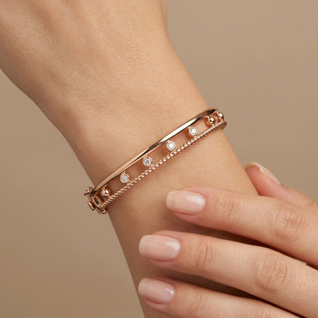Bracelet jonc double barre en or rose 18k serti de pierres - bijou porté par une mannequin