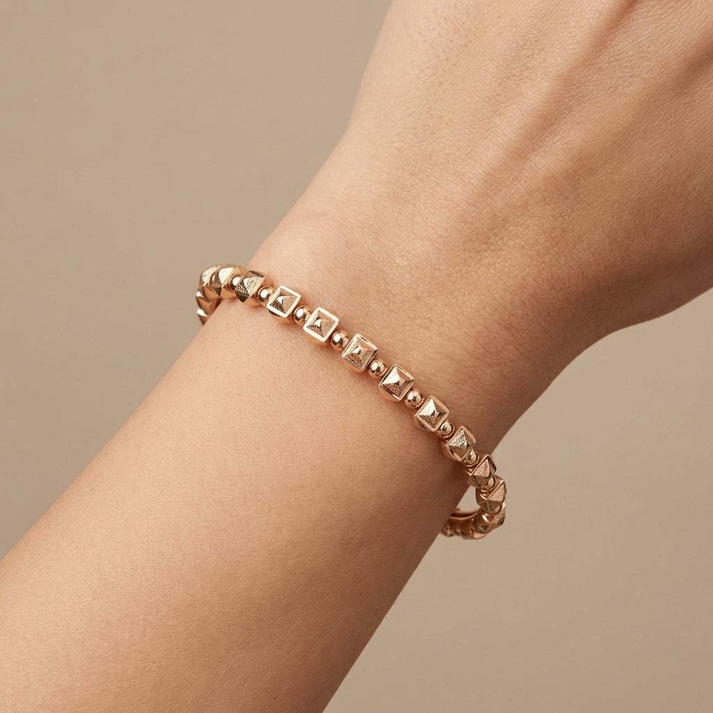 Bracelet jonc en or rose 18k boules et cubes - bijou porté par une mannequin
