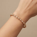 Bracelet jonc en or rose 18k boules et cubes - bijou porté par une mannequin