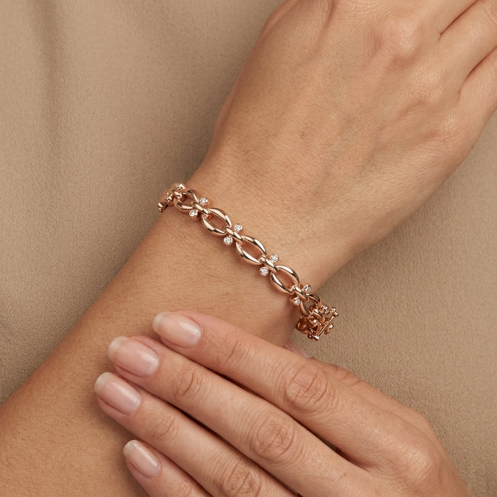 Bracelet jonc maillons ovales en or rose 18k sertis de pierres - bijou porté par une mannequin