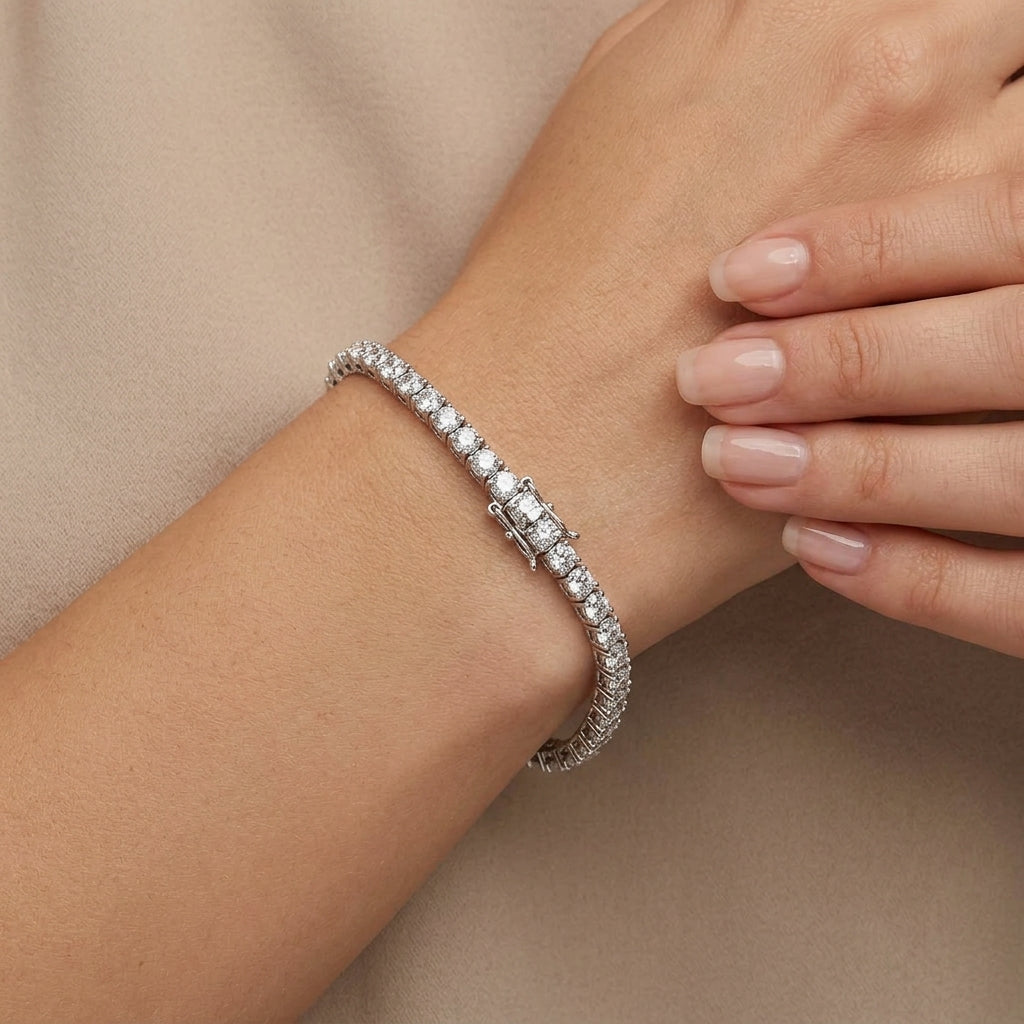 Bracelet rivière en or blanc 18k serti de pierres - bijou porté par une mannequin