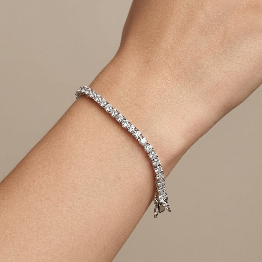 Bracelet rivière en or blanc 18k serti de pierres - bijou porté par une mannequin