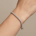 Bracelet rivière en or blanc 18k serti de pierres - bijou porté par une mannequin