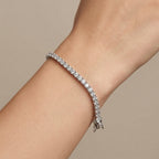 Bracelet rivière en or blanc 18k serti de pierres - bijou porté par une mannequin