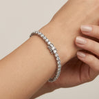Bracelet rivière en or blanc 18k serti de pierres - bijou porté par une mannequin