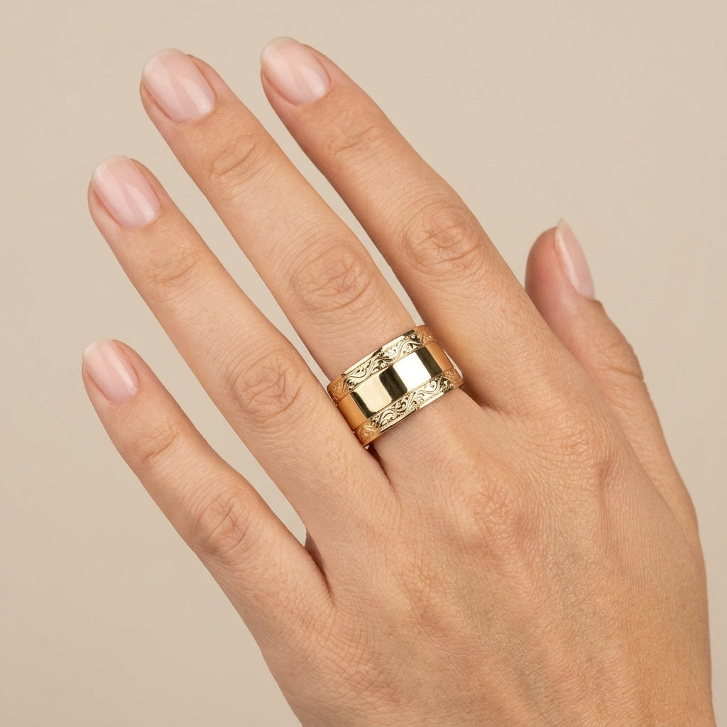 Bague anneau large beldi ciselée en or jaune 18k - bijou porté par une mannequin