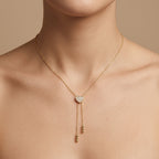 Collier cravate en or jaune 18k cœur serti et boules - bijou porté par une mannequin