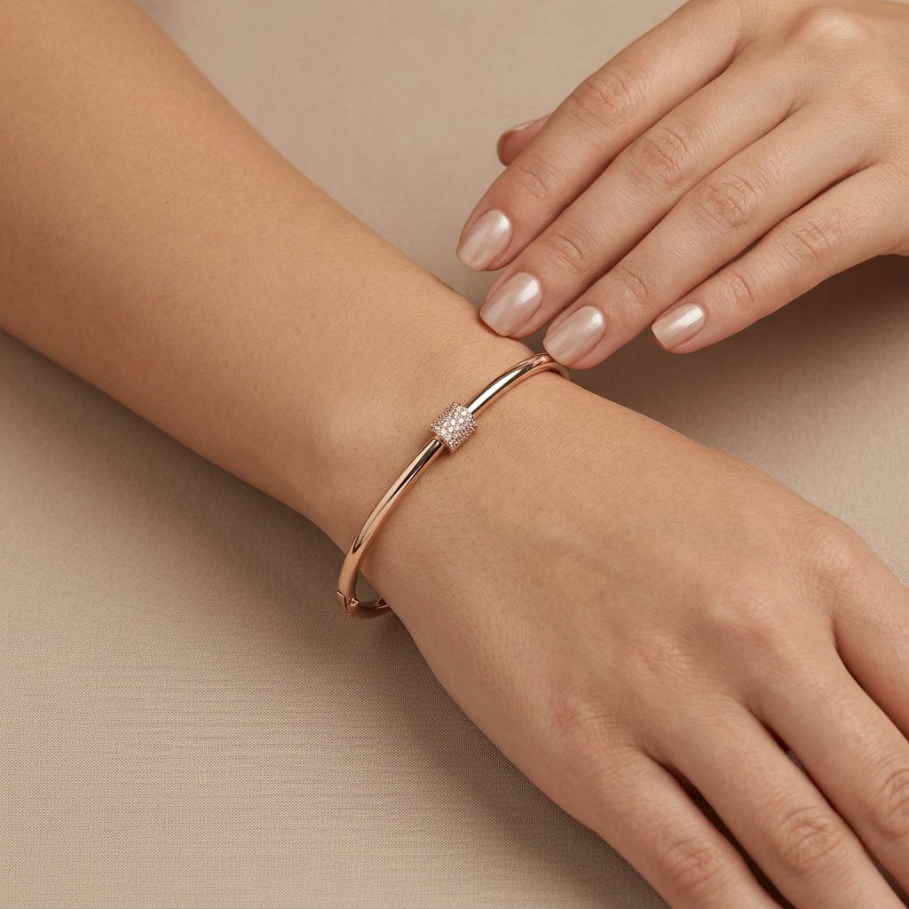 Bracelet jonc fin en or rose 18k motif rond serti - bijou porté par une mannequin