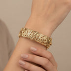 Bracelet jonc large beldi ajouré et ciselé en or jaune 18k - bijou porté par une mannequin