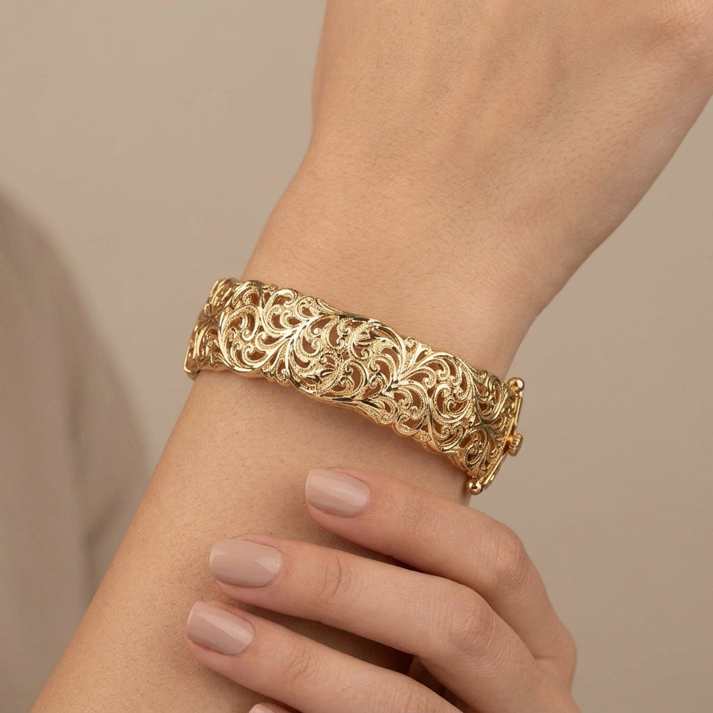 Bracelet jonc large beldi ajouré et ciselé en or jaune 18k - bijou porté par une mannequin
