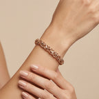 Bracelet maille royale en or rose 18k - bijou porté par une mannequin