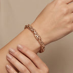 Bracelet maille royale en or rose 18k - bijou porté par une mannequin