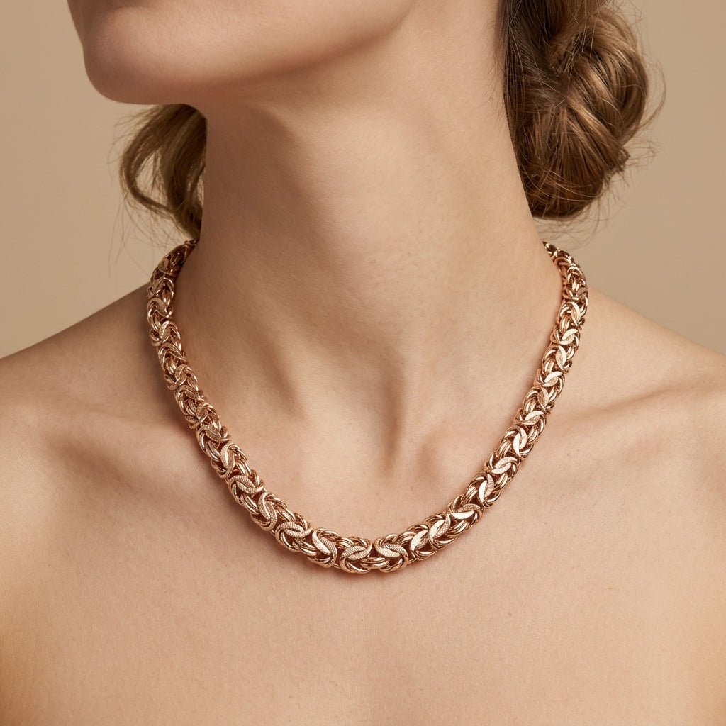 Collier maille royale en or rose 18k - bijou porté par une mannequin