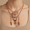 Sautoir boulhya double corde en or rose 18k pendentif serti, pompons - bijou porté par une mannequin