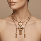 Sautoir boulhya double corde en or rose 18k pendentif serti, pompons - bijou porté par une mannequin