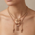 Sautoir boulhya double corde en or rose 18k pendentif serti, pompons - bijou porté par une mannequin