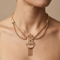 Collier boulhya en or rose 18k pendentif serti à franges - bijou porté par une mannequin
