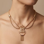 Collier boulhya en or rose 18k pendentif serti à franges - bijou porté par une mannequin