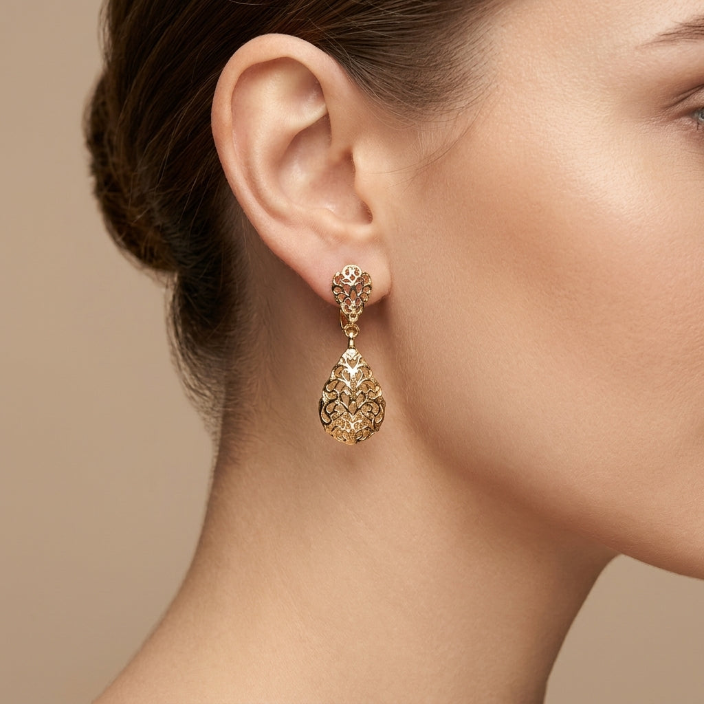 Boucles d'oreilles pendantes gouttes beldi ajourées en or jaune 18k - bijou porté par une mannequin