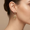 Boucles d'oreilles pendantes gouttes beldi ajourées en or jaune 18k - bijou porté par une mannequin