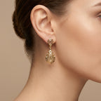 Boucles d'oreilles pendantes gouttes beldi ajourées en or jaune 18k - bijou porté par une mannequin