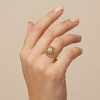 Bague dôme beldi ajourée en or jaune 18k - bijou porté par une mannequin