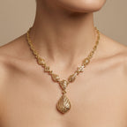 Collier beldi ajouré en or jaune 18k pendentif goutte - bijou porté par une mannequin