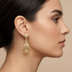 Boucles d'oreilles pendantes gouttes beldi ajourées en or jaune 18k - bijou porté par une mannequin