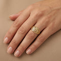 Bague beldi ajourée en or jaune 18k - bijou porté par une mannequin
