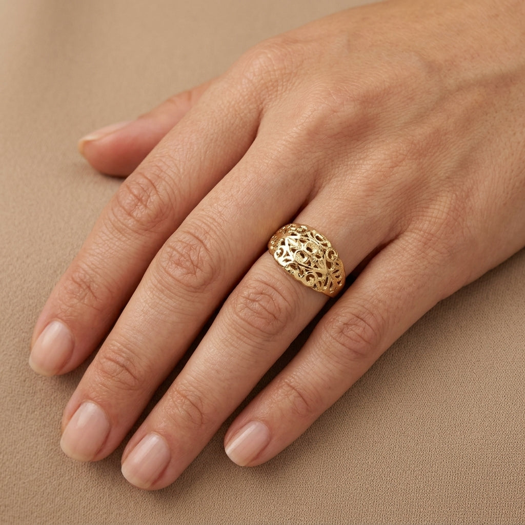 Bague beldi ajourée en or jaune 18k - bijou porté par une mannequin