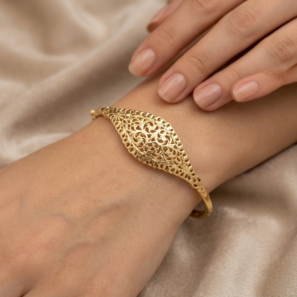Bracelet Jonc Beldi Ajouré Or Jaune - Motif Losange — présenté sur mannequin