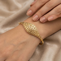 Bracelet Jonc Beldi Ajouré Or Jaune - Motif Losange — présenté sur mannequin